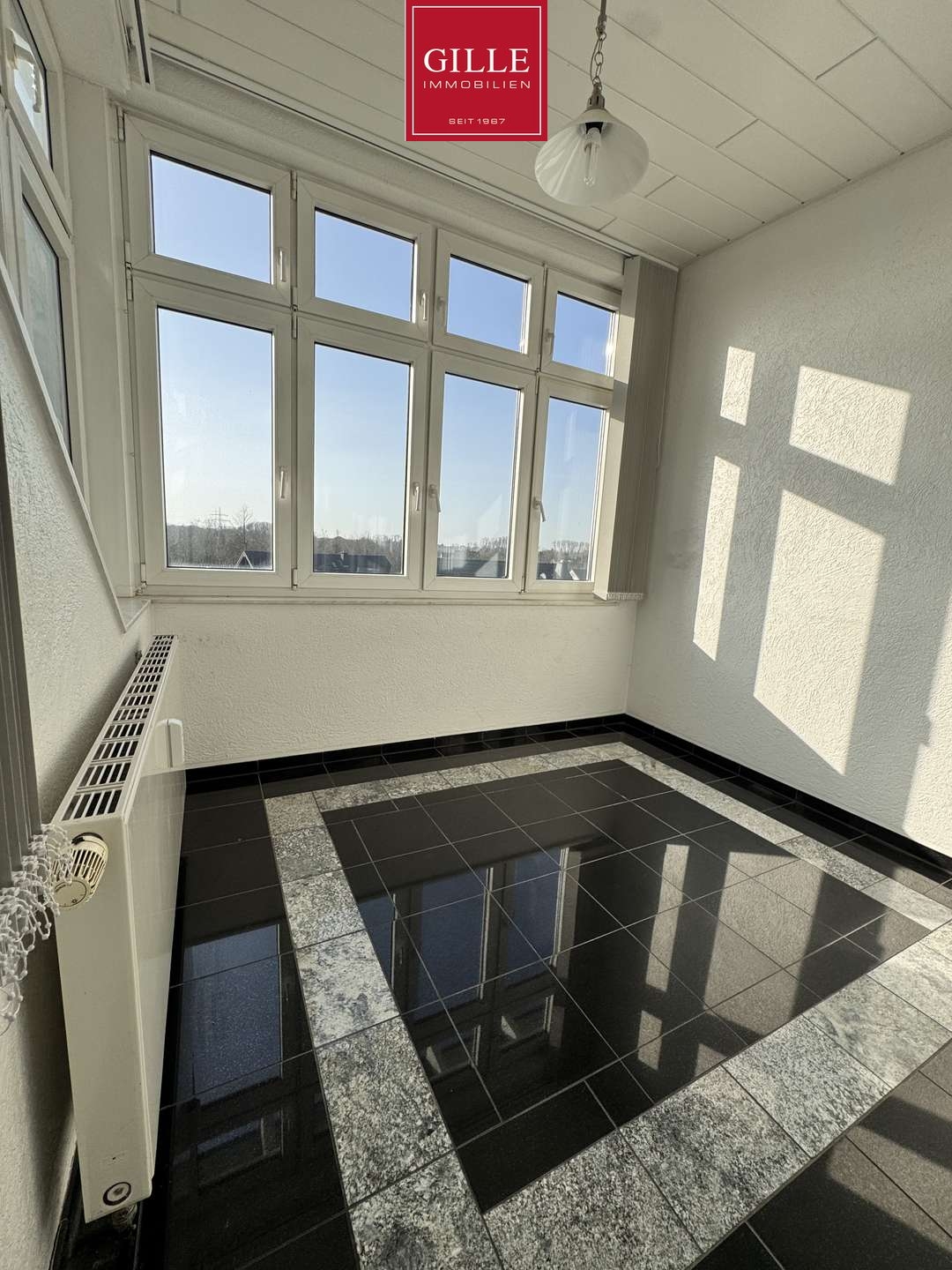 Ansicht 5 von: Kein 08/15: Exklusive Dachgeschosswohnung mit Wintergarten, TG-Stellplatz und Fernblick